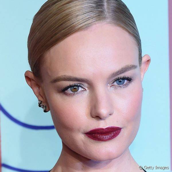 Em um prêmio de moda em Nova York, Kate Bosworth mostrou uma make de pele impecável com batom vinho